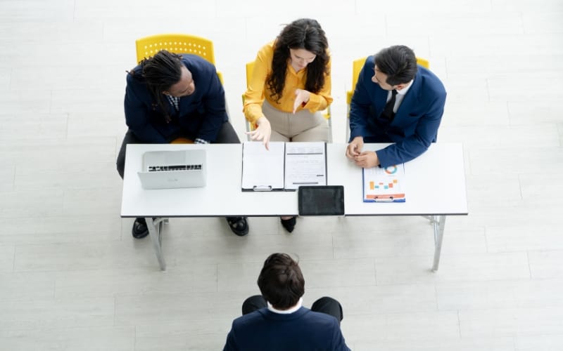 Executive Headhunters vs Internal HR: Which is More Effective?