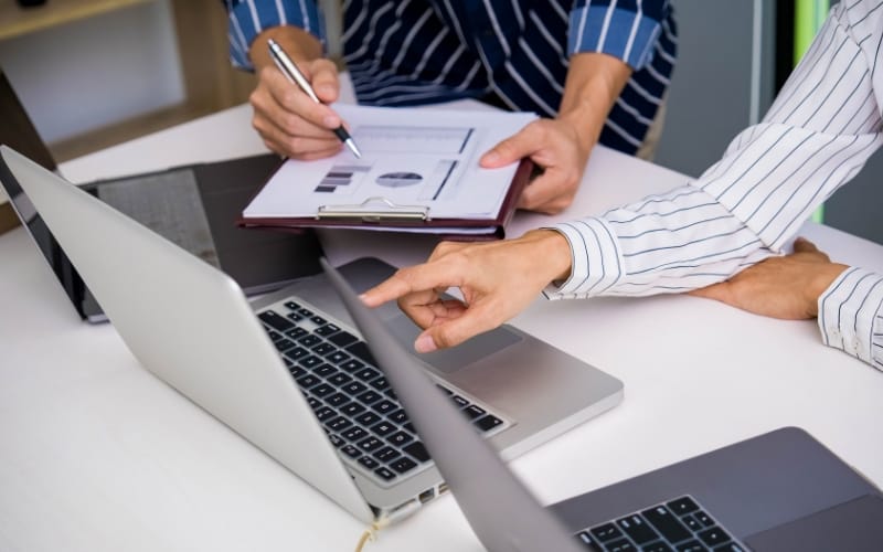 Which Hiring Approach Is More Effective for Your Business?- Executive Headhunters vs Internal HR